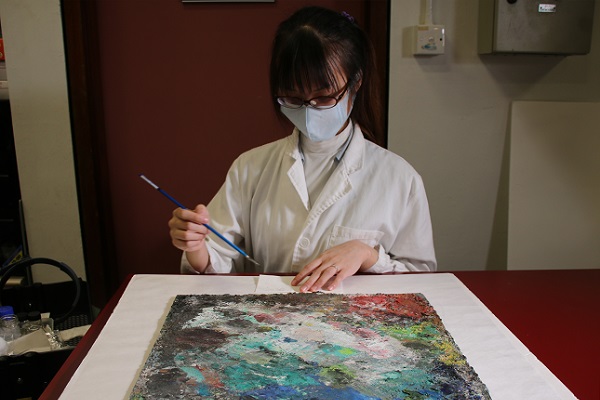 Surface cleaning of an artist's palette (collection from the Hong Kong Museum of Art)