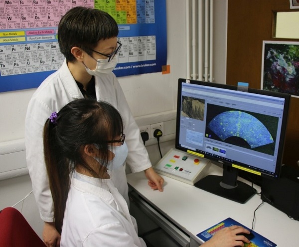 Reviewing the X-ray fluorescence (XRF) result of a Chinese fan painting